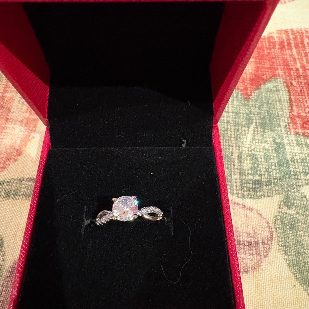 Elegant Moissainte Women's Ring